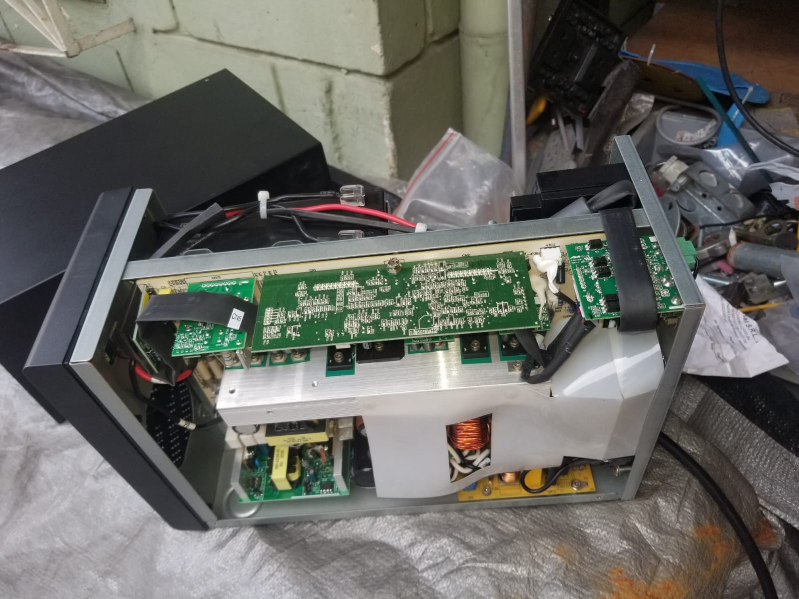 UPS Eaton interior limpio
